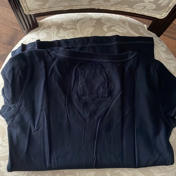 Navy blue Abercrombie and Fitch tshirt xs - Picture 3 of 3